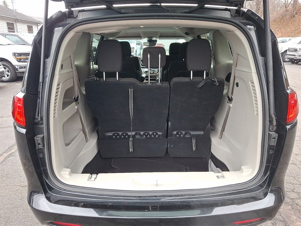 2023 Chrysler Voyager LX