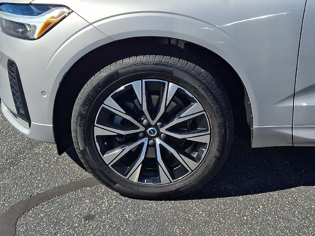 2023 Volvo XC60 B5 Plus Dark Theme