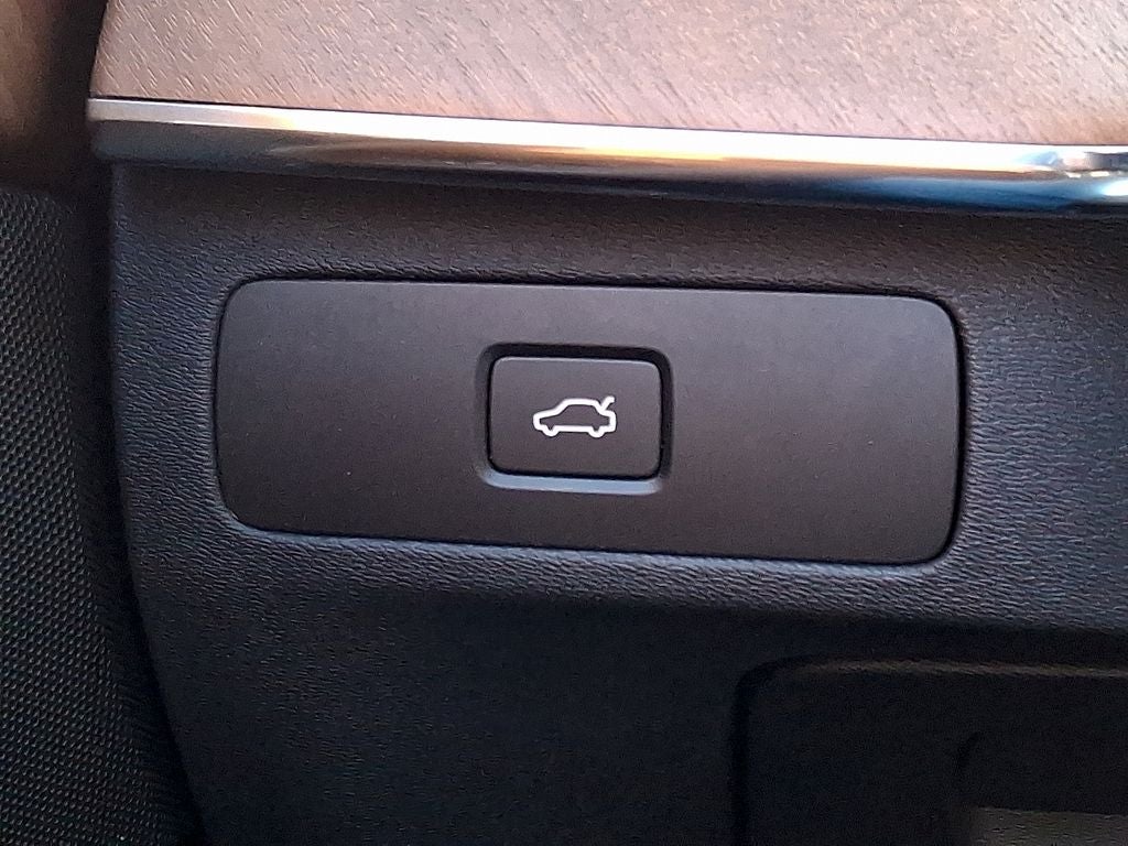 2025 Volvo XC90 B5 Plus